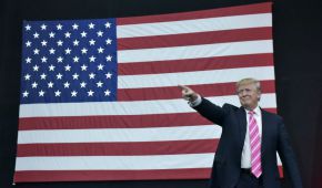 Donald Trump quiere que quien queme una bandera pierda la nacionalidad o pase un año en prisión