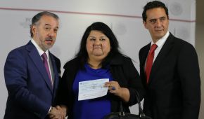 La tesorera de Veracruz, Clementina Guerreo, junto con el procurador federal, Raúl Cervantes (izq.), y el subprocurador Alberto Elías