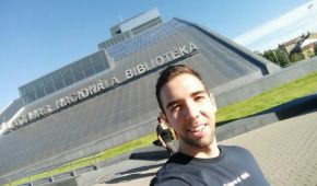 El mexicano Daniel Reynoso se toma una selfie enfrente de la Biblioteca Nacional de Letonia, en Riga.