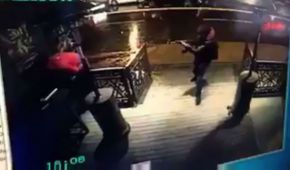 Las autoridades turcas buscan al hombre que abrió fuego en una discoteca en Turquía