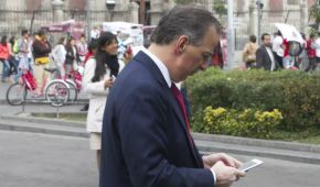 El secretario de Hacienda revisa su celular en el Centro de la Ciudad de México