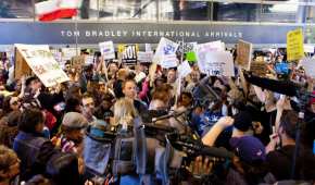 Estadounidenses protestan a la entrada del Aeropuerto Internacional de Tom Bradley, en Los Angeles