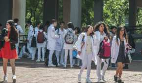 Estudiantes de Enfermería en la UNAM; dicha carrera es la 51 mejor pagada en México, de acuerdo con el Imco