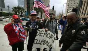 Un grupo de simpatizantes del presidente de Estados Unidos en una marcha en Los Ángeles, California