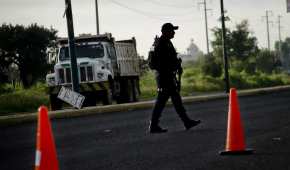 Un policía federal vigila un tramo de la autopista México-Puebla, en 2013.
