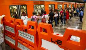 Mujeres en un anden de la Línea 2 del Metro de la CDMX