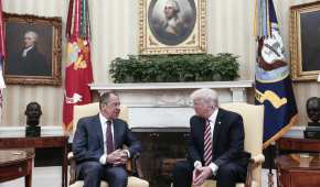 El canciller ruso Sergei Lavrov (izquierda) fue recibido en el Salón Oval por Donald Trump
