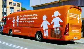 Este es uno de los autobuses de la organización que han causado polémica en España