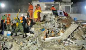 Las labores de rescate por parte del Ejército, Marina, bomberos, Grupo Topos y voluntarios en un edificio colapsado en la CDMX