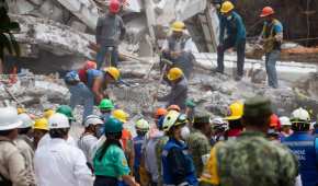 Trabajadores remueven escombros del edificio de la calle Bretaña, el cual colapsó tras el sismo de este 19 de septiembre
