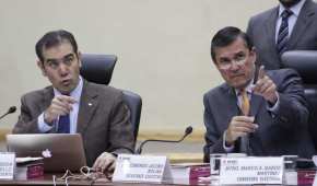 Lorenzo Córdova, consejero presidente, y Edmundo Jacobo Molina, secretario general, durante la sesión