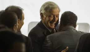 López Obrador lidera las encuestas a 6 meses de las elecciones presidenciales