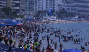 Cientos de familias disfrutan de la playa de Acapulco en Semana Santa