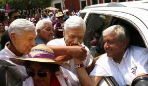 Simpatizantes disfrazados como Andrés Manuel López Obrador en Tequila, Jalisco