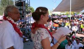 El candidato presidencial de Morena y su esposa, este domingo en Minatitlán, Veracruz