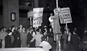 Un grupo de ciudadanos celebra la declaración de guerra contra el Eje en la Segunda Guerra Mundial