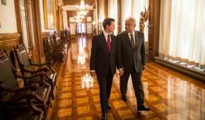 Enrique Peña Nieto camina junto a Andrés Manuel López Obrador por Palacio Nacional