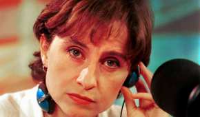 Carmen Aristegui conduciendo el programa radiofónico de Imagen Informativa, en 2001