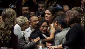 La diputada Carmen Medel (centro) se entera de la muerte de su hija en plena sesión de San Lázaro