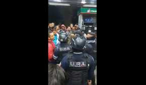 Un video difundido en redes sociales muestra el momento en que policías tuvieron que intervenir