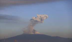 El volcán Popocatépetl lanzó una fumarola de 3 km este martes