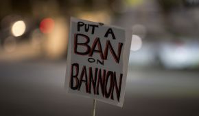 Durante las protestas en contra de Donald Trump, también ha salido a relucir el tema de Bannon