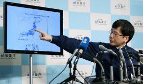 Un oficial de la Agencia Metereológica de Japón señala Fukushima, el epicentro del sismo