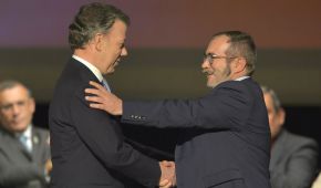 El presidente de Colombia, Juan Manuel Santos, y el líder de las FARC, "Timochenko" este jueves en Bogotá.