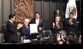 La madre de Gonzalo Rivas fue la encargada de recibir la Medalla Belisario Domínguez