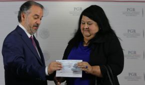 El procurador regresa a la tesorera local el primer cheque de los recursos desviados por Javier Duarte