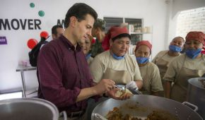 Enrique Peña Nieto, en uno de los comedores comunitarios ubicados en Guerrero