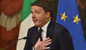 El primer ministro italiano renunció a su cargo este domingo.