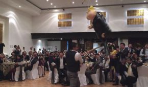 Senadores del PRD rompieron una piñata con la figura del presidente electo de EU, Donald Trump