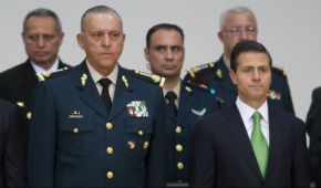 El general Cienfuegos (izq.) se ha mantenido en el gabinete de Peña Nieto desde que éste inició su gobierno.