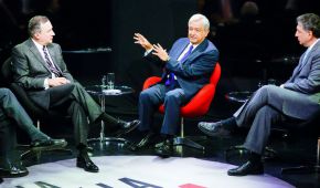 López Obrador (centro) dijo que el próximo año trabajará en una campaña para rescatar a México