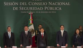 El presidente Peña Nieto (centro) en una reunión con gobernadores sobre seguridad pública