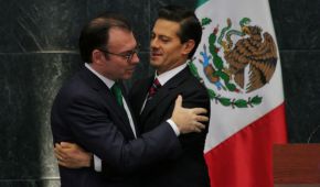 Luis Videgaray abraza al presidente Peña Nieto al anunciar su renuncia, en septiembre pasado