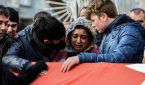 Una mujer llora a uno de sus familiares tras el ataque terrorista en Turquía