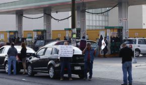 Ciudadanos salieron a las calles a protestar por el aumento en la gasolina