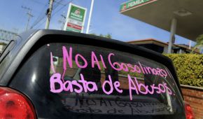 Varios ciudadanos salen a las calles de México para protestar por el aumento al precio de la gasolina