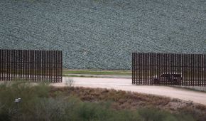 Una barrera de metal en McAllen, Texas, que divide la frontera de EU con México