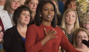 "Sean centrados, sean firmes", pidió Michelle Obama a los jóvenes