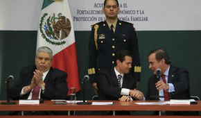 El presidente Peña Nieto (centro) acompañado del líder de la CTM (izquierda) y el dirigente del sector empresarial