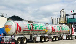 La empresa rebaja el etanol con gasolina para tener combustibles más baratos y que contaminen menos