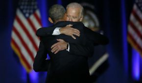 Después de dar su discurso de despedida, Barack abraza a su vicepresidente Joe