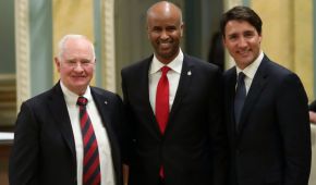 De izquierda a derecha: John McCallum, Ahmed Hussen y Justin Trudeau