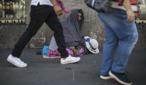 Una persona pide dinero en las calles de Morelia, México