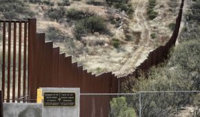 El presidente de EU tiene los recursos legales para que el gobierno mexicano pague por un muro