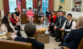 Un grupo de jóvenes inmigrantes conversa con Barack Obama sobre la necesidad de tener certidumbre legal en EU