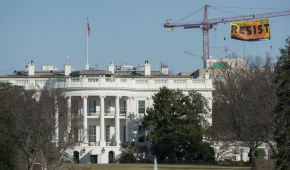 La manta de protesta de Greenpeace se eleva sobre la Casa Blanca en Washington D.C.